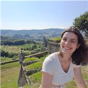 Profesora de ciencias puras imparte clases a todas edades de química, matemáticas y física
